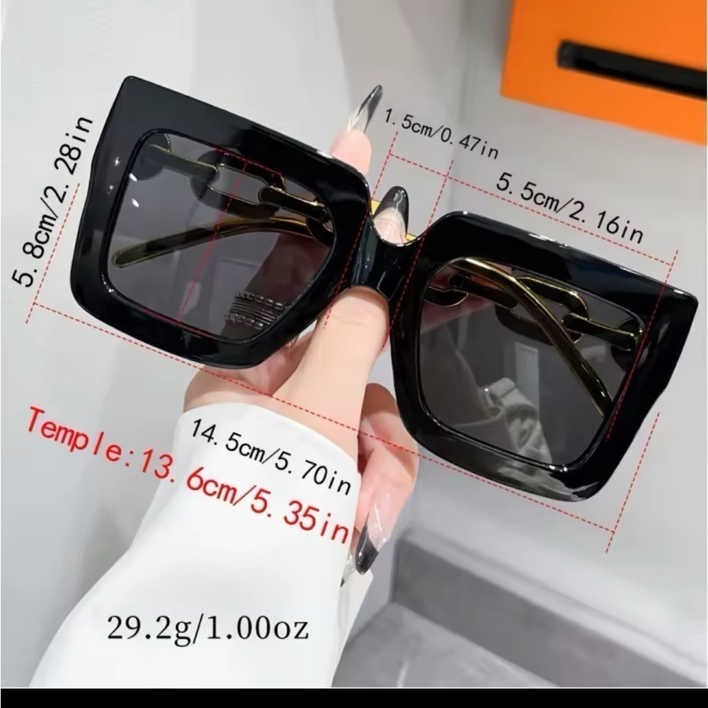 Elegant Black Oversized Sunglasses
0382 - Picture 2 of 3